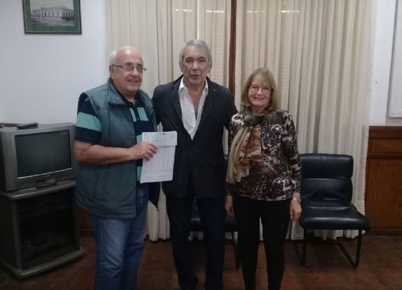 El intendente junto a miembros de la comisión directiva.