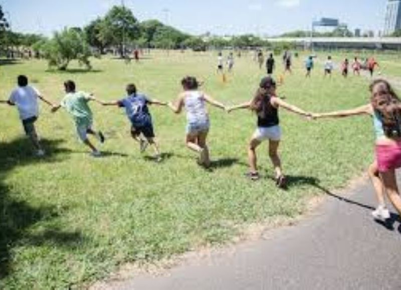 Niñas y niños hacen actividades recreativas.