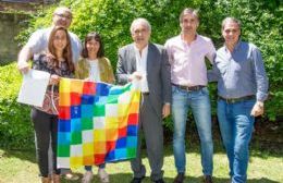 Fondos y bandera Wiphala para la Escuela "Juan B. Marenzi"