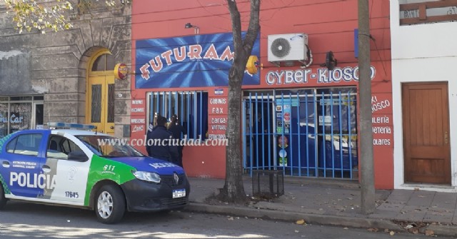 Ingresaron a un comercio por la ventana