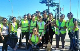 Personal municipal limpió la Plaza San Martín en pocas horas