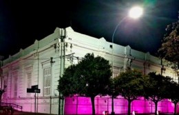 Mes de Prevención del Cáncer de Mama: el edificio municipal se iluminó de rosa