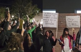 Cientos de personas se manifestaron en la ciudad en defensa de la educación pública.