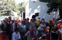 Fiesta de disfraces en la colonia Abuelos en Movimiento