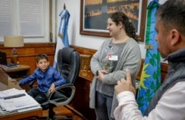 Niños de la Casa de las Infancias decoraron edificios públicos por la llegada de la primavera