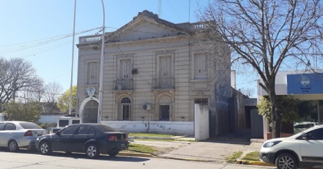 Olvidó su celular en el baño y se lo robaron