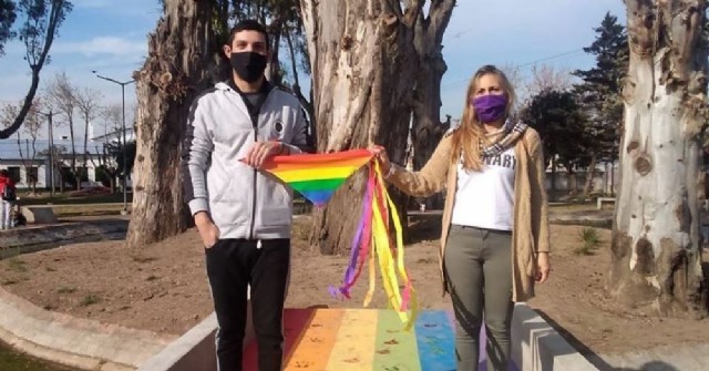 La ciudad se tiñó de los colores del movimiento LGTBIQ+