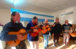 Día del Padre en el Hogar de ancianos con música y visitas