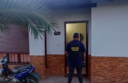 Tras dos allanamientos, la policía incautó cocaína y otros elementos vinculados.