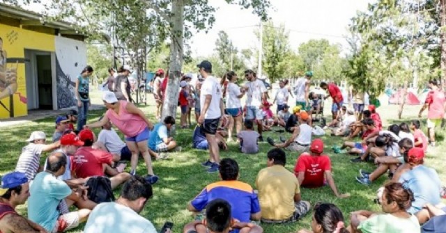 Visitantes que disfrutan del Lago Municipal