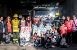 Niños y niñas homenajearon a los bomberos voluntarios en su día
