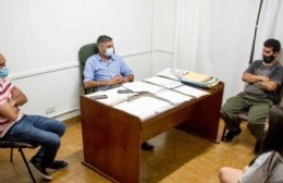 Los funcionarios municipales Diego Bastianelli y Gonzalo Villalonga recibieron a integrantes de la agrupación local Colón al Piso.