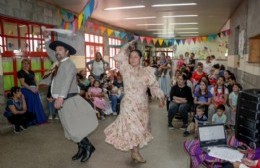 Desde el municipio felicitaron al equipo docente por su compromiso y por promover, desde la primera infancia, el respeto por los símbolos patrios y las raíces culturales argentinas.

