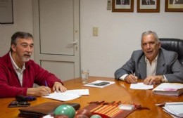 El intendente firmó un contrato para la pavimentación de diferentes cuadras de la ciudad