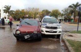 Chocan camioneta policial y automóvil