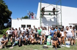 Como primer paso hacia la puesta en valor del inmueble, ubicado en la intersección de las calles 46 y 136, se llevó adelante una jornada solidaria de pintura, de la que participaron vecinos y vecinas.

