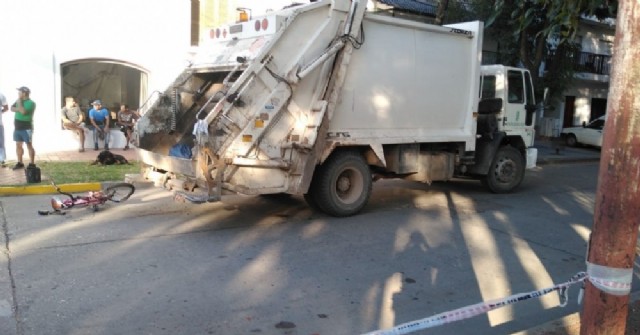 Accidente entre un camión recolector y una bicicleta