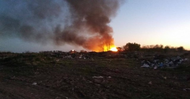 Dos dotaciones de bomberos combatieron un incendio en el Basural Municipal