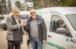 El Municipio entregó vehículos para Bromatología y Obras Sanitarias