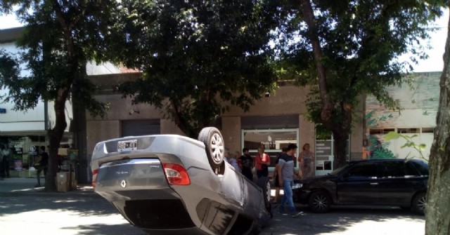 Choque y vuelco en pleno centro