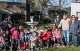 Durante el encuentro, los pequeños entregaron presentes realizados con sus propias manos, en un gesto cargado de ternura y sentido patriótico.