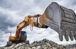 Se trata de un camión atmosférico, una retroexcavadora y un tractor cespero.

