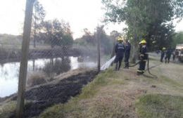 Los bomberos acudieron a un incendio de pasto detrás del Lago