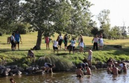Jornada solidaria de limpieza en el Lago Municipal, de cara a la competencia de Aguas Abiertas