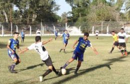 Racing gana y sigue arriba