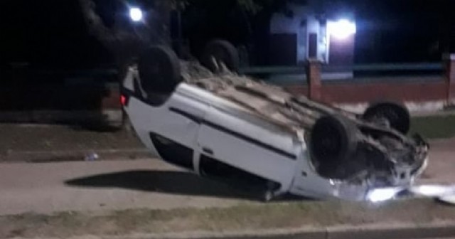 Vuelco en la Avenida Las Palmeras entre 23 y 24