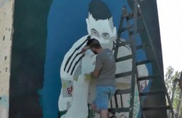 Realizan un mural de Lionel Messi en Colón