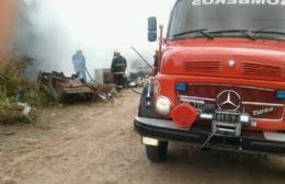 Se incendió un galpón con vehículos en su interior