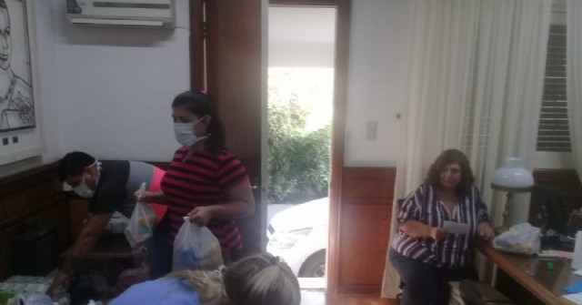 Entrega de bolsas de alimentos