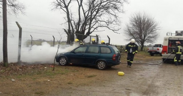 Se incendió auto en la Escuela Nº 14