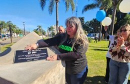Durante la ceremonia se descubrió un monolito con una placa recordatoria en su honor, reconociendo su legado artístico y social en la comunidad.