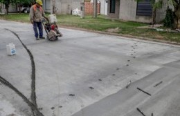 Dañaron el hormigón recién colocado en una calle del barrio Rivadavia