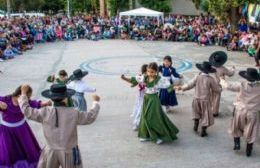 Una multitud aplaudió la muestra de fin de curso de Bellas Artes