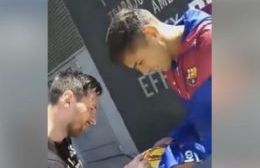 Messi le firmó la camiseta a futbolista colonense