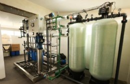 El sistema opera mediante un proceso moderno de filtrado que permite reducir sales y partículas.