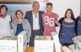 Entrega de artículos de librería para escuelas locales