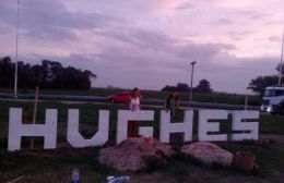 Hughes y su cartel identificatorio sobre Ruta 8