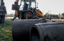 Esta semana se realizaron tareas de nivelación de calles, recambio de tapas de cloacas, trabajos de poda y mejoras en el sistema de desagües. El plan busca optimizar la infraestructura básica en diversos puntos de la ciudad.