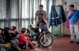Las actividades están dirigidas a estudiantes y buscan formar futuros conductores y peatones responsables mediante propuestas dinámicas y materiales didácticos.