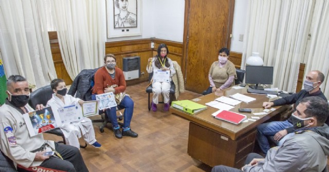 El municipio le entregó una ayuda económica a la escuela de taekwondo