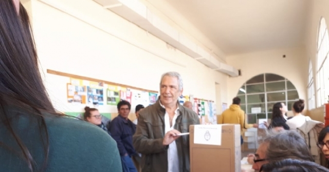 Ricardo Casi votó en familia y exteriorizó su confianza