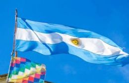 Bandera Wiphala en el Palacio Municipal